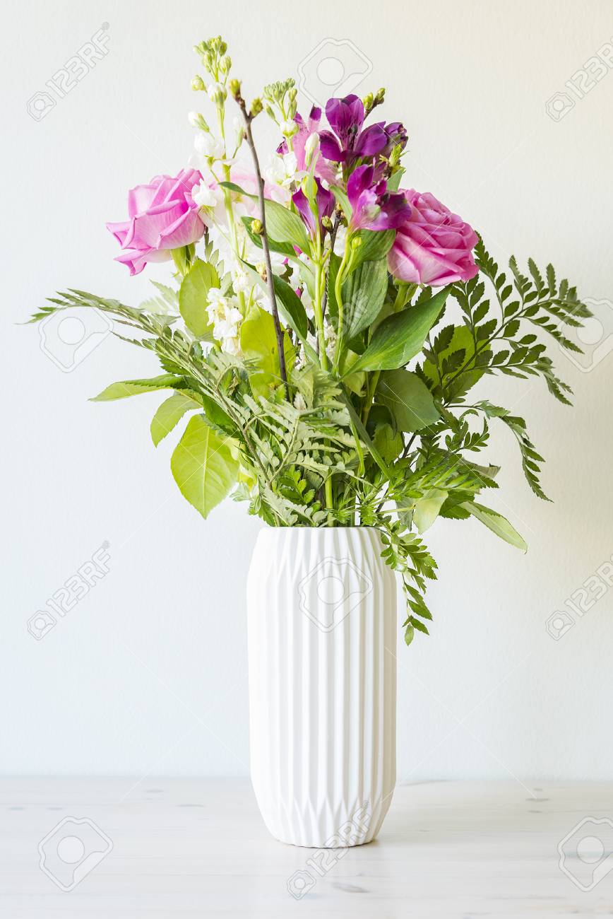 白い花瓶の花束 の写真素材 画像素材 Image