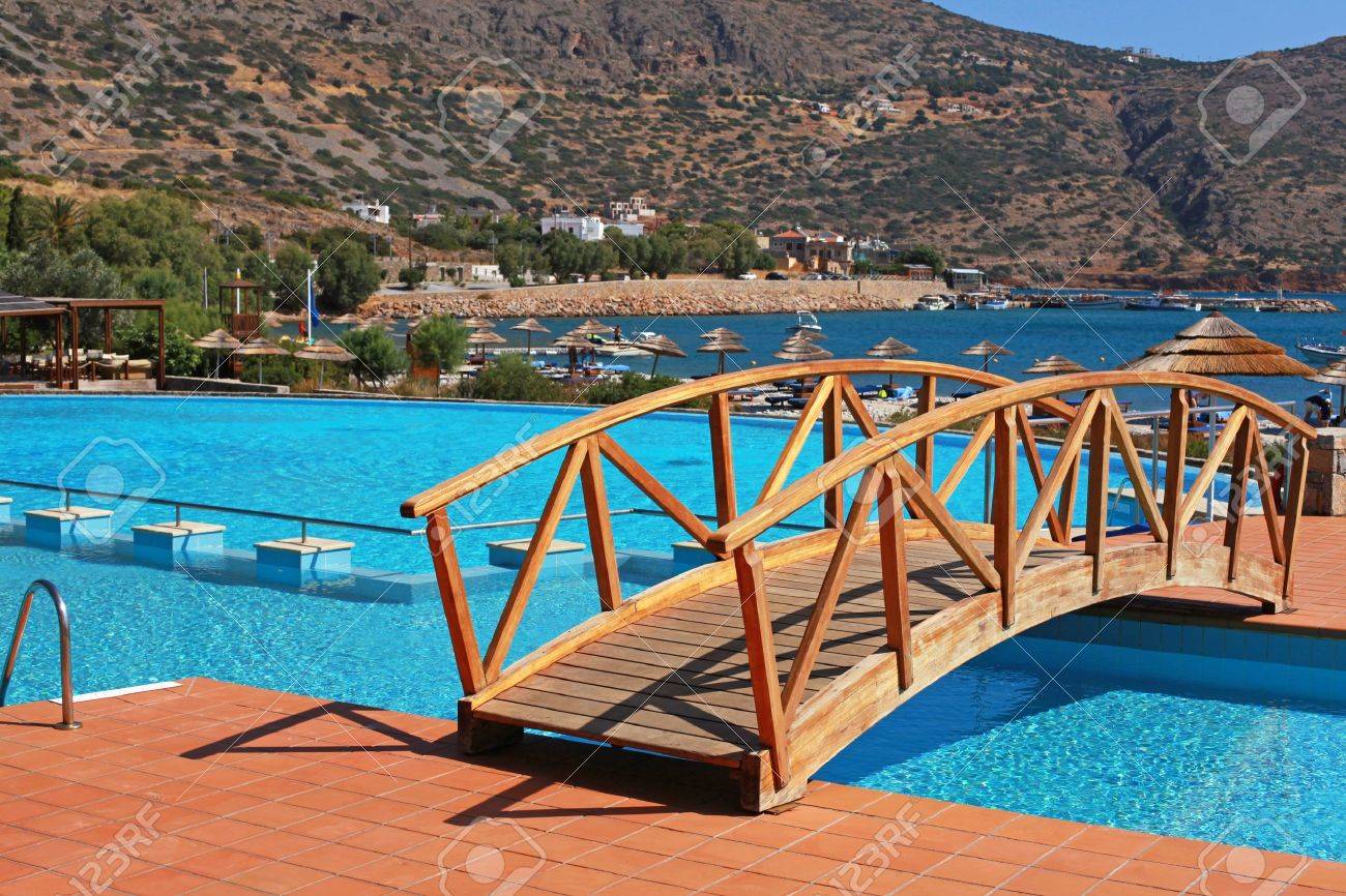 Vue Estivale Avec Piscine Natation Pont Pied En Bois Et De La Plage Dans Station Méditerranéen Grèce
