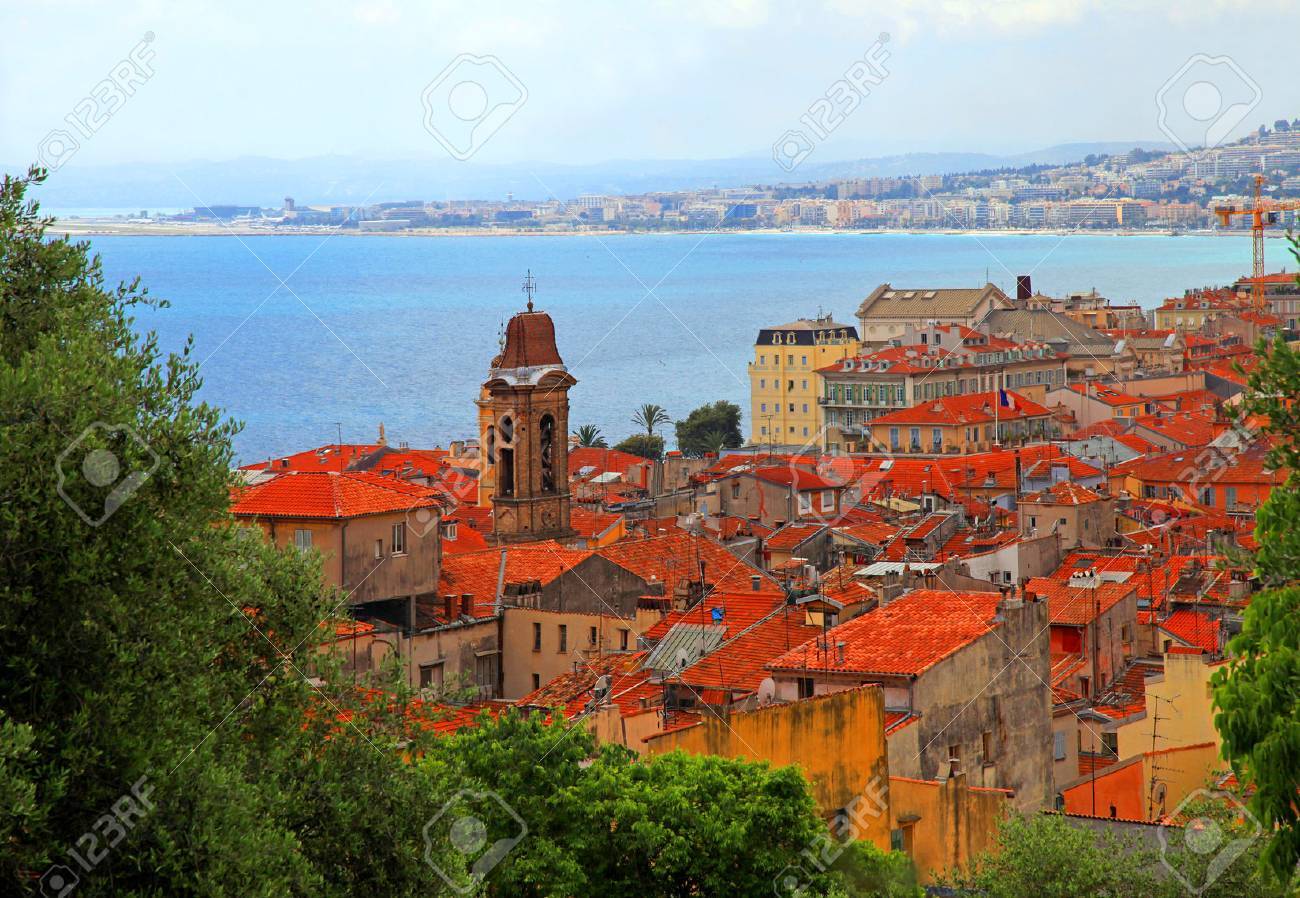 古い赤い屋根と青い海、フランスのリビエラ、コートダジュール