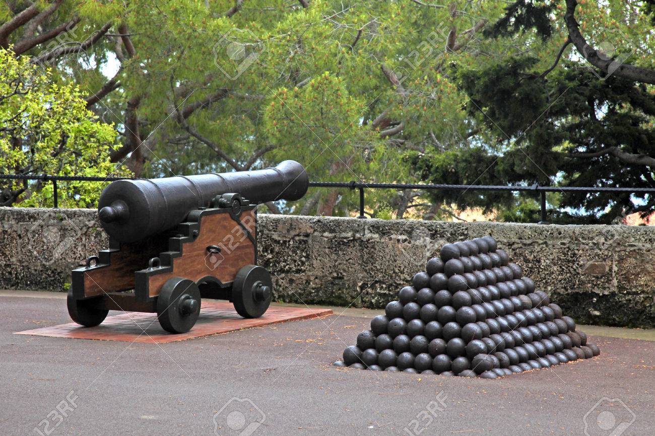 Cannon Et Boulets De Canon Pres De Palais Royal Residence Officielle Du Prince De Monaco Mise Au Point Selective Banque D Images Et Photos Libres De Droits Image Cannon Et Boulets De Canon Pres De Palais Royal Residence Officielle Du Prince De Monaco Mise Au Point Selective Banque D Images Et Photos Libres De Droits Image