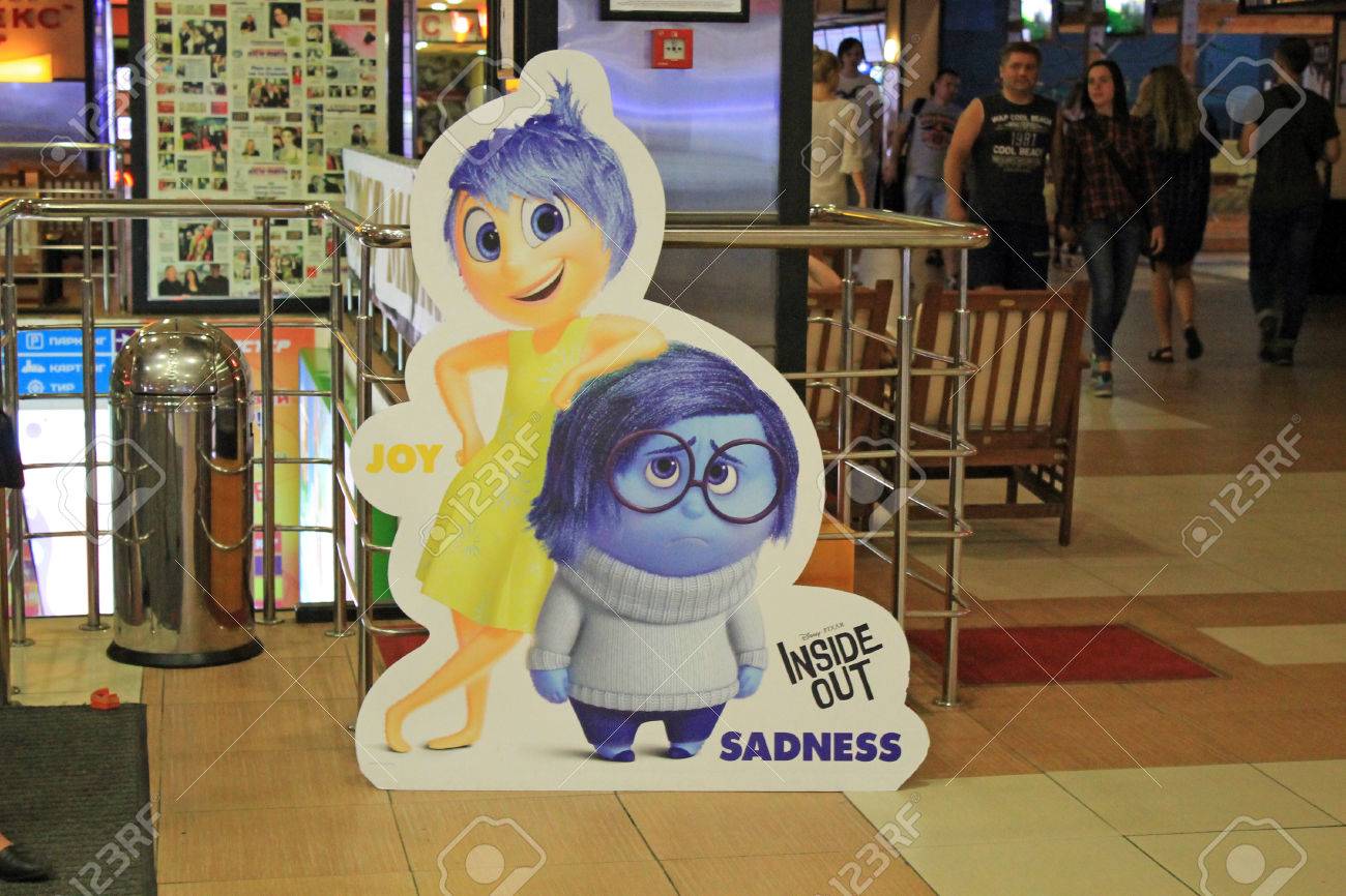 映画館 キエフ ウクライナでアニメーションのポスター映画 インサイド アウト ディズニー ピクサー アニメーション スタジオでキエフ ウクライナ 15 年 6 月 25 日 の写真素材 画像素材 Image