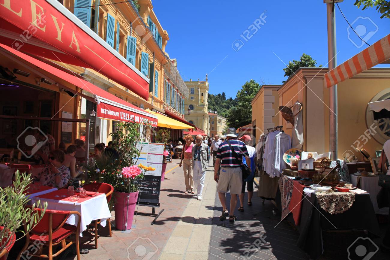 ニース フランス May 13 13 観光客や地元の人々は クールサレヤ ニース フランスでカフェやアンティーク 市場を楽しんでいます クールサレヤは 屋外レストラン ショップ 有名なアンティークマーケットの場所です の写真素材 画像素材 Image