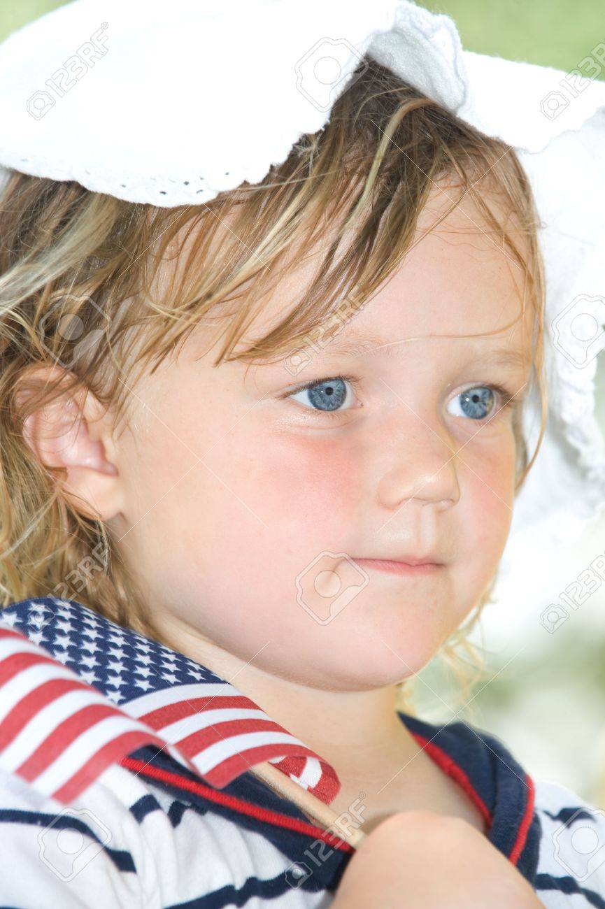 アメリカの国旗を保持している金髪のかわいい女の子 の写真素材 画像素材 Image