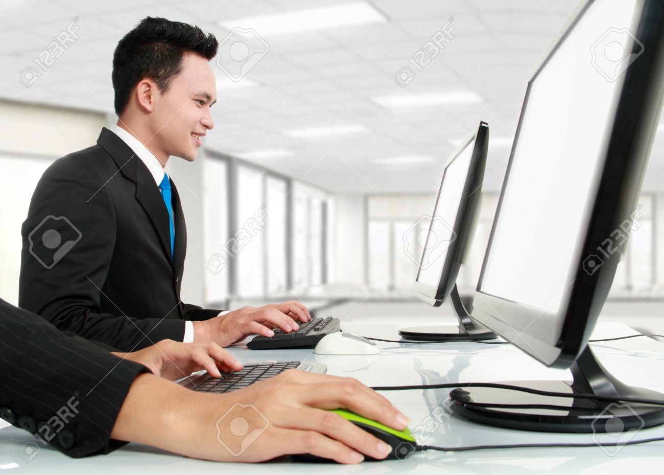 Employe De Bureau Femme Et Un Homme Travaillant Dans Le Bureau Banque D Images Et Photos Libres De Droits Image 13516277