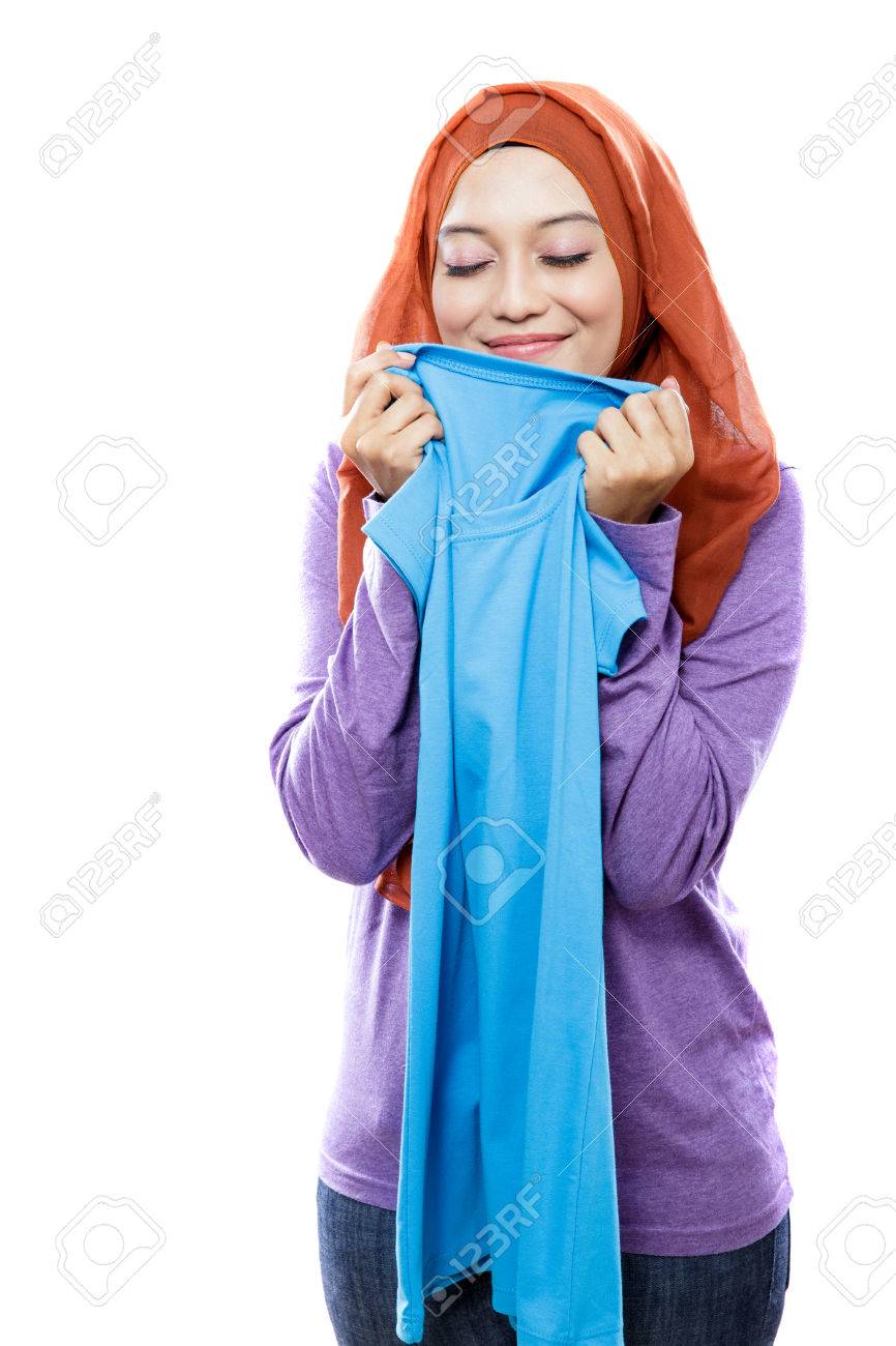 Portrat Der Jungen Frau Hijab Halte Tragen Und Riechen Die Frische Saubere Wasche Getrennt Auf Weiss Lizenzfreie Fotos Bilder Und Stock Fotografie Image 45376097