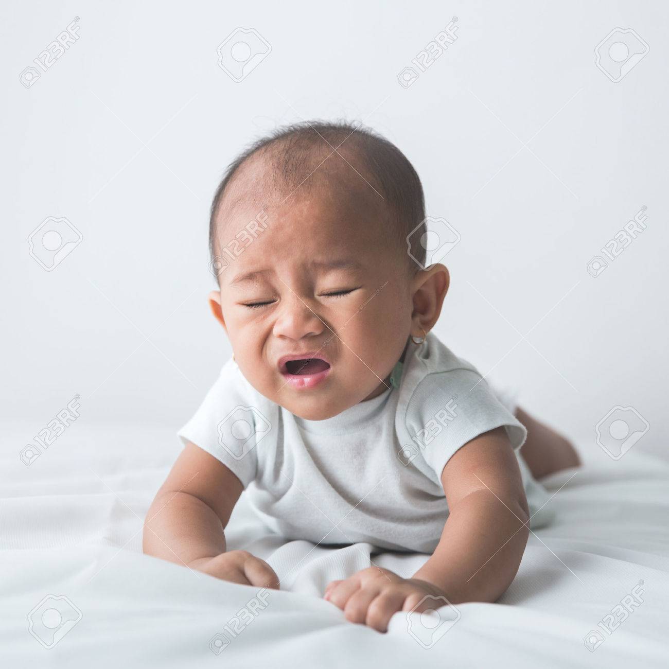 おなかにいる間くしゃみかわいい赤ちゃんの肖像画 の写真素材 画像素材 Image おなかにいる間くしゃみかわいい赤ちゃんの肖像画 の写真素材 画像素材 Image