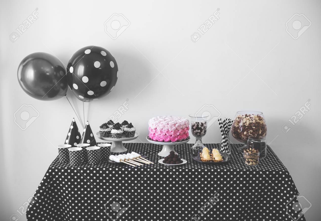 Portrait De La Decoration De Fete D Anniversaire En Noir Et Blanc Avec Plein De Gateaux Et De Bonbons Sucres Banque D Images Et Photos Libres De Droits Image