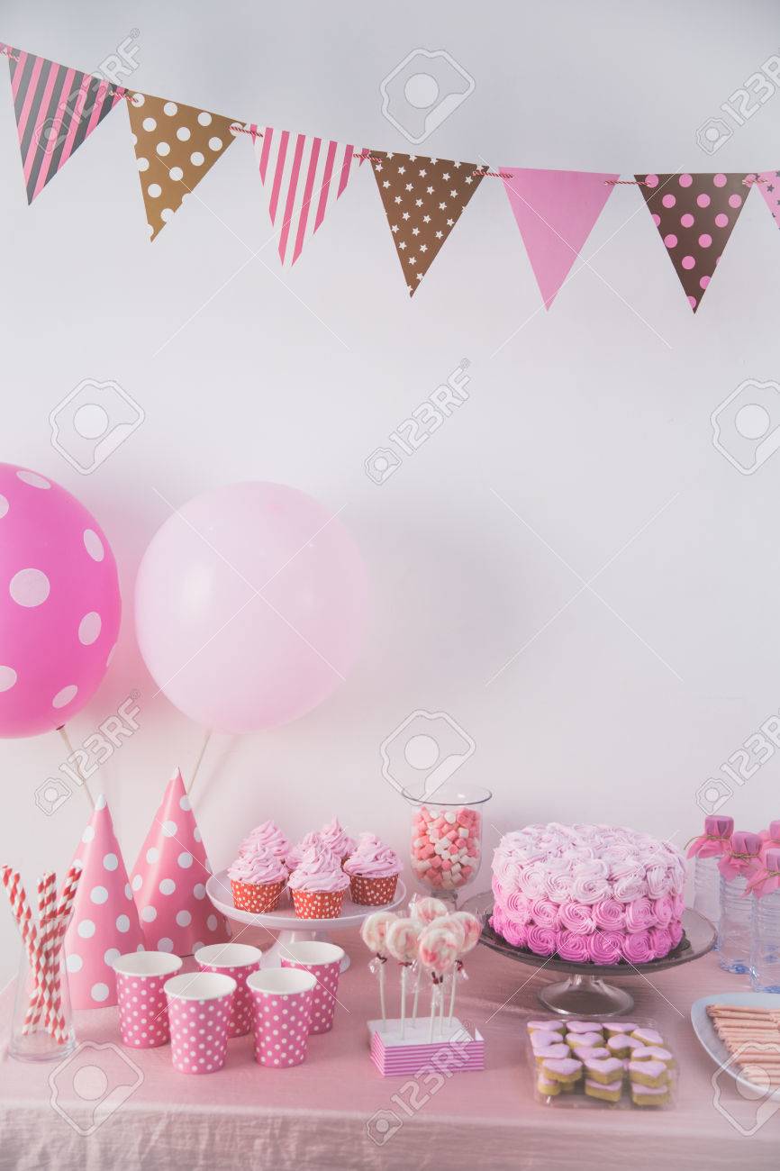 Portrait De Fournitures De Fete D Anniversaire Coin Doux Avec Gateaux Sucettes Biscuits Et Bonbons Banque D Images Et Photos Libres De Droits Image