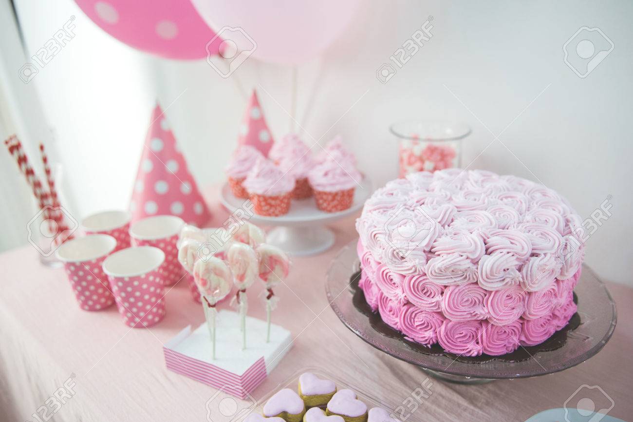 Portrait De Fournitures De Fete D Anniversaire Coin Doux Avec Gateaux Sucettes Biscuits Et Bonbons Banque D Images Et Photos Libres De Droits Image