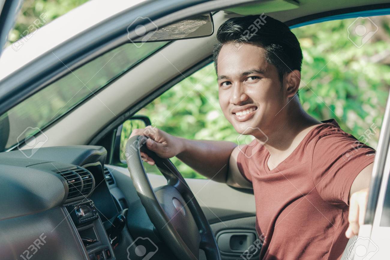 カジュアルな車を運転 カメラ目線のアジア人男性の肖像画 の写真素材 画像素材 Image カジュアルな車を運転 カメラ目線のアジア人男性の肖像画 の写真素材 画像素材 Image