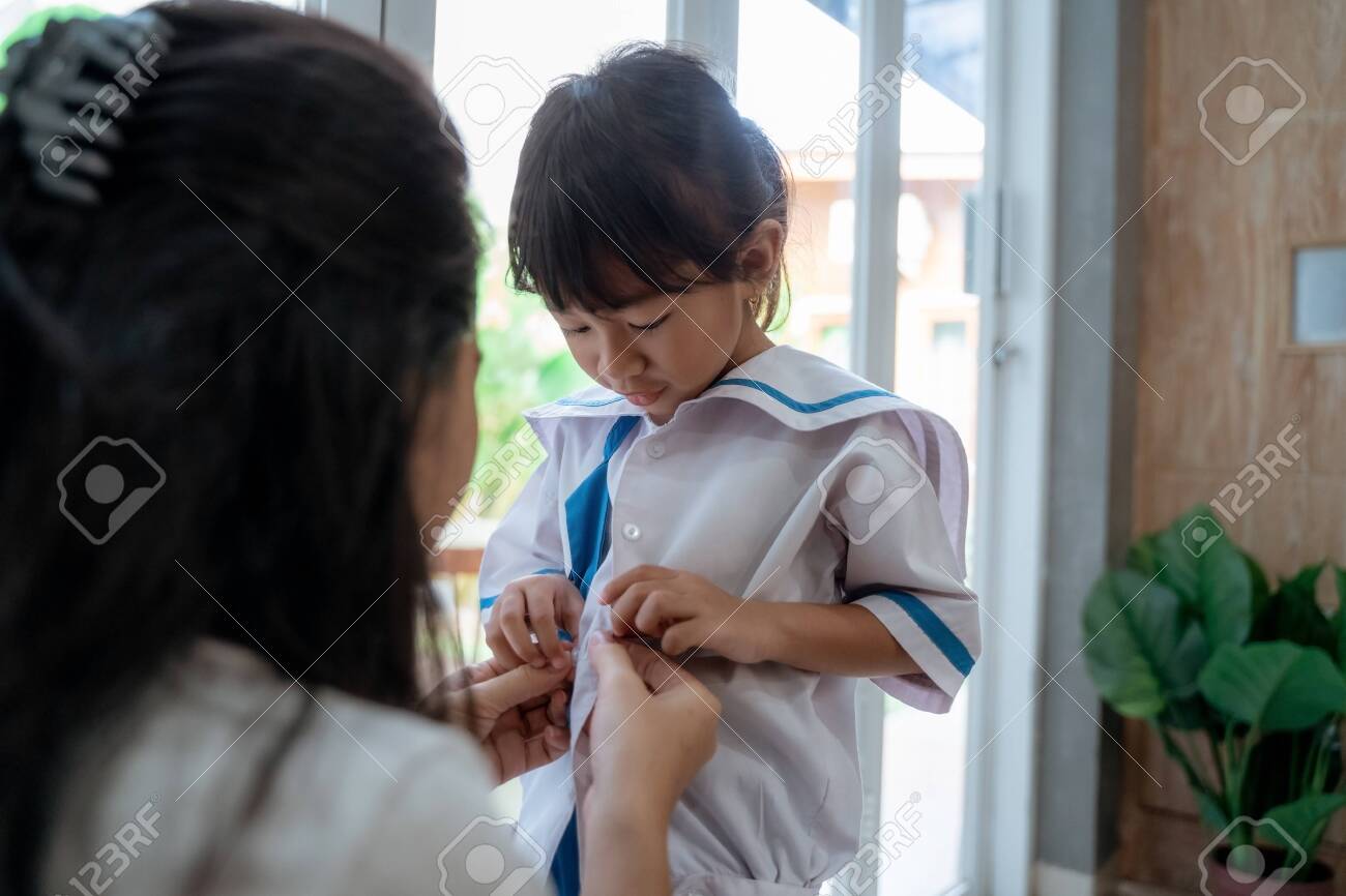 toddler kid preparing for school in the morning with mom - 123731827 toddler kid preparing for school in the morning with mom - 123731827