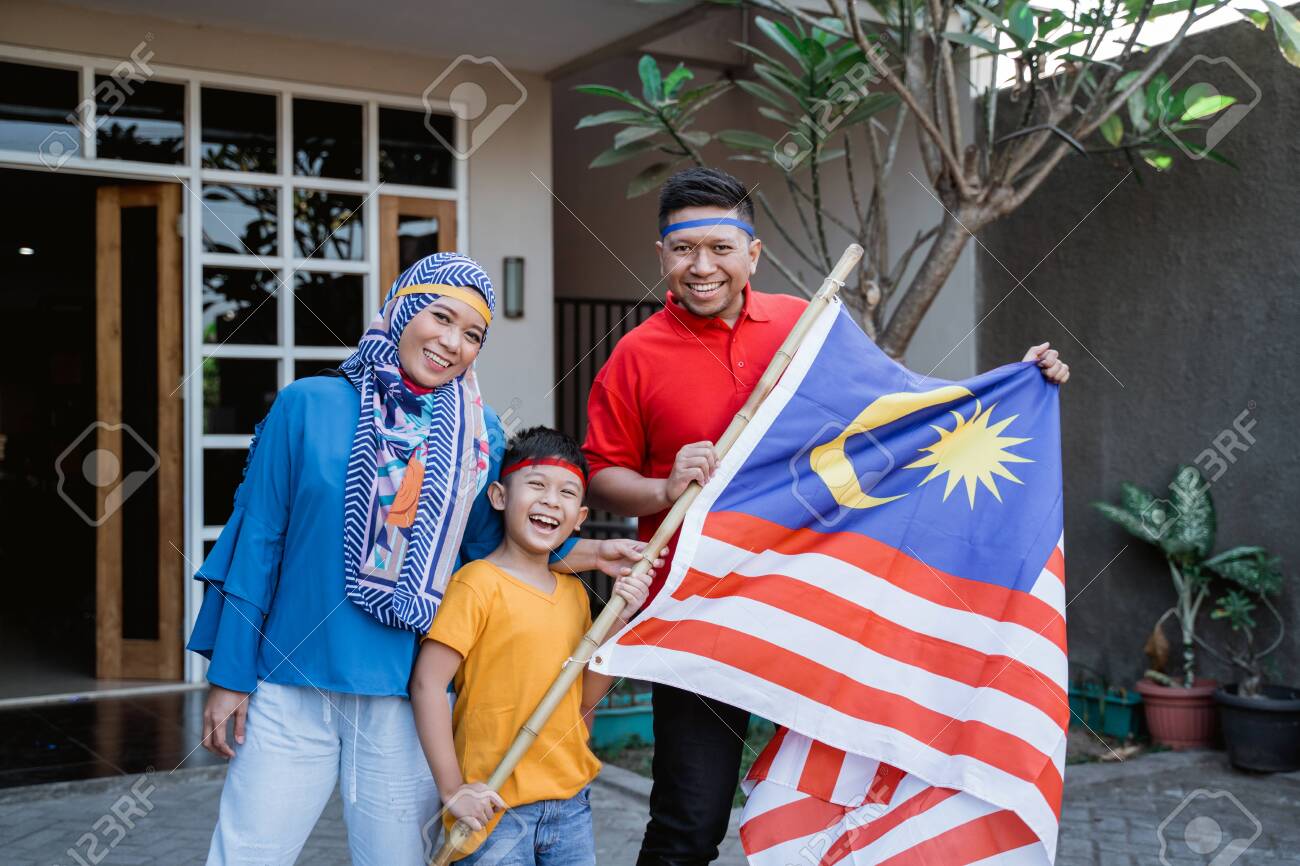 Malaysian family celebrating malaysia independence day - 128601925 Malaysian family celebrating malaysia independence day - 128601925
