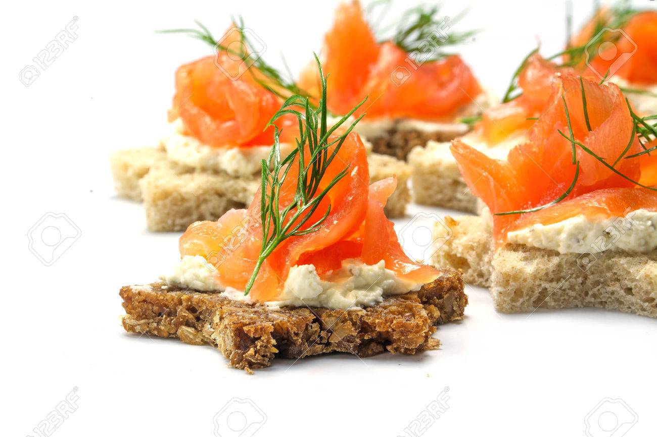 スモーク サーモンの西洋山葵のクリームとディルの星形のカナッペは クリスマスや新年に 白の背景 選択したフォーカス フィールドの狭い深さコールド ビュッフェの付け合わせ の写真素材 画像素材 Image