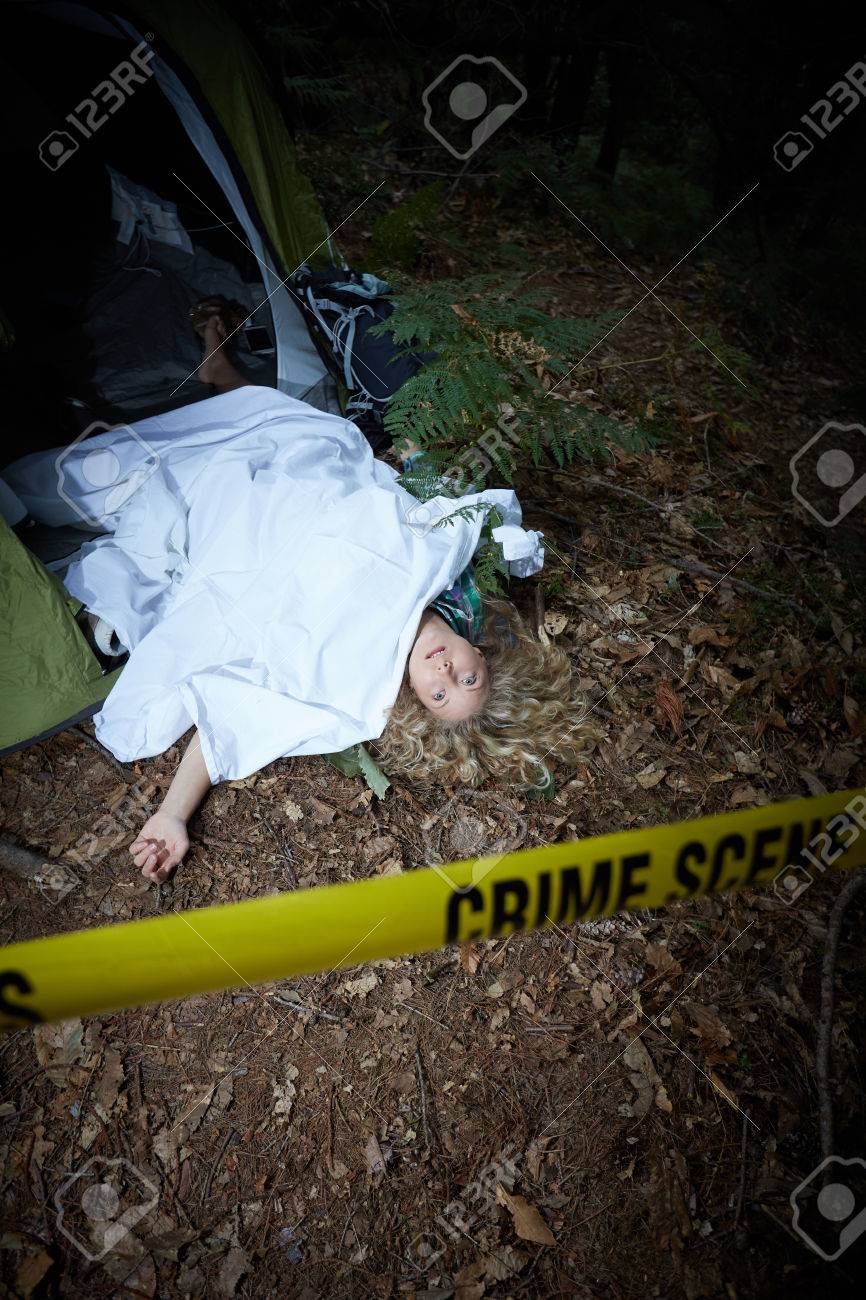 レイプされた後 強姦後、森で死んで横たわっている若い女性の写真素材・画像素材 Image 87108138