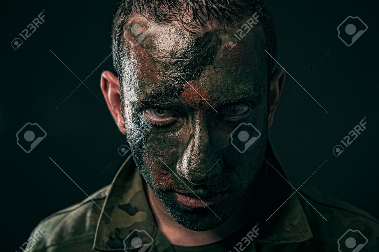 スペイン軍との黒の背景に顔に迷彩塗装 の写真素材 画像素材 Image スペイン軍との黒の背景に顔に迷彩塗装 の写真素材 画像素材 Image
