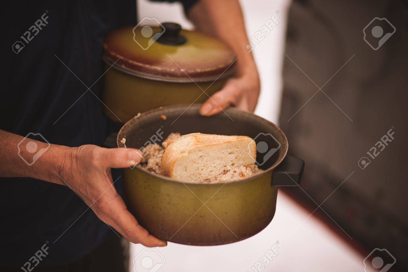 男性保持しているパン ホームレスのための無料の食事 の写真素材 画像素材 Image 男性保持しているパン ホームレスのための無料の食事 の写真素材 画像素材 Image