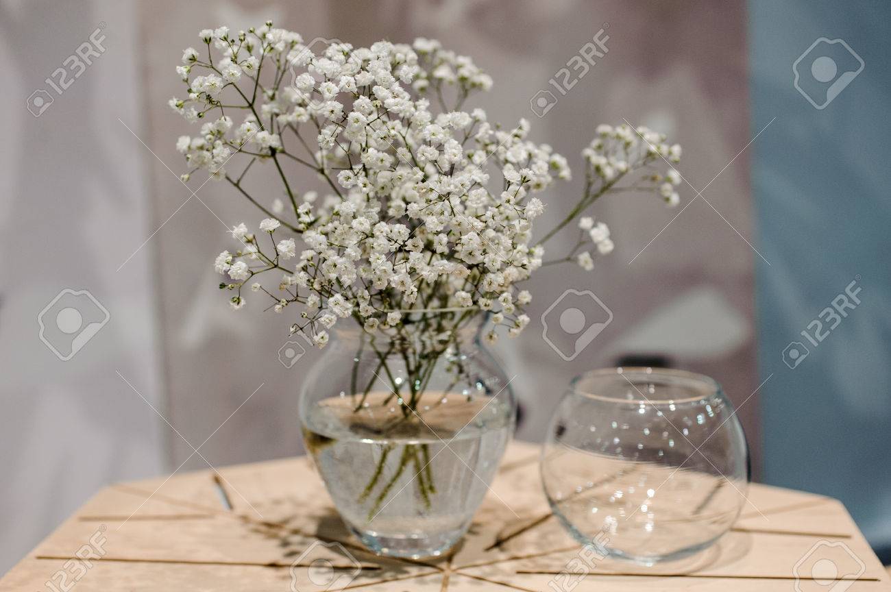 木製のテーブルの上にカスミソウ赤ちゃんの息花の束とガラス花瓶 の写真素材 画像素材 Image 55053703