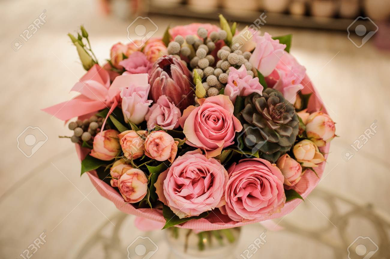 白とピンクのバラ シャクヤク ブーケの豊富な束 の写真素材 画像素材 Image