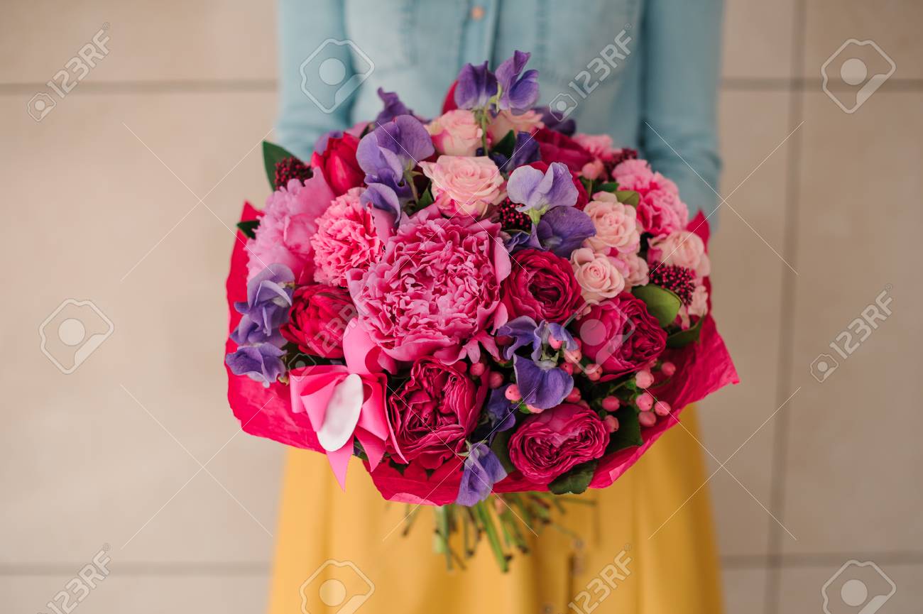 混合のピンクと紫の花束を持って女の子の顔花なし の写真素材 画像素材 Image 混合のピンクと紫の花束を持って女の子の顔花なし の写真素材 画像素材 Image