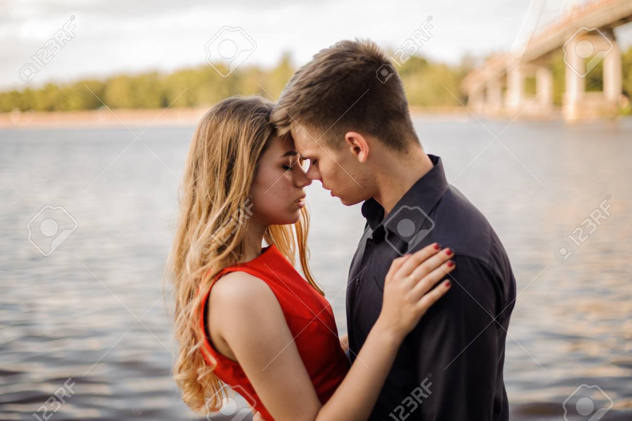 水の背景に抱いて愛の美しく 幸せなカップル 男が女の子にキスしよう の写真素材 画像素材 Image