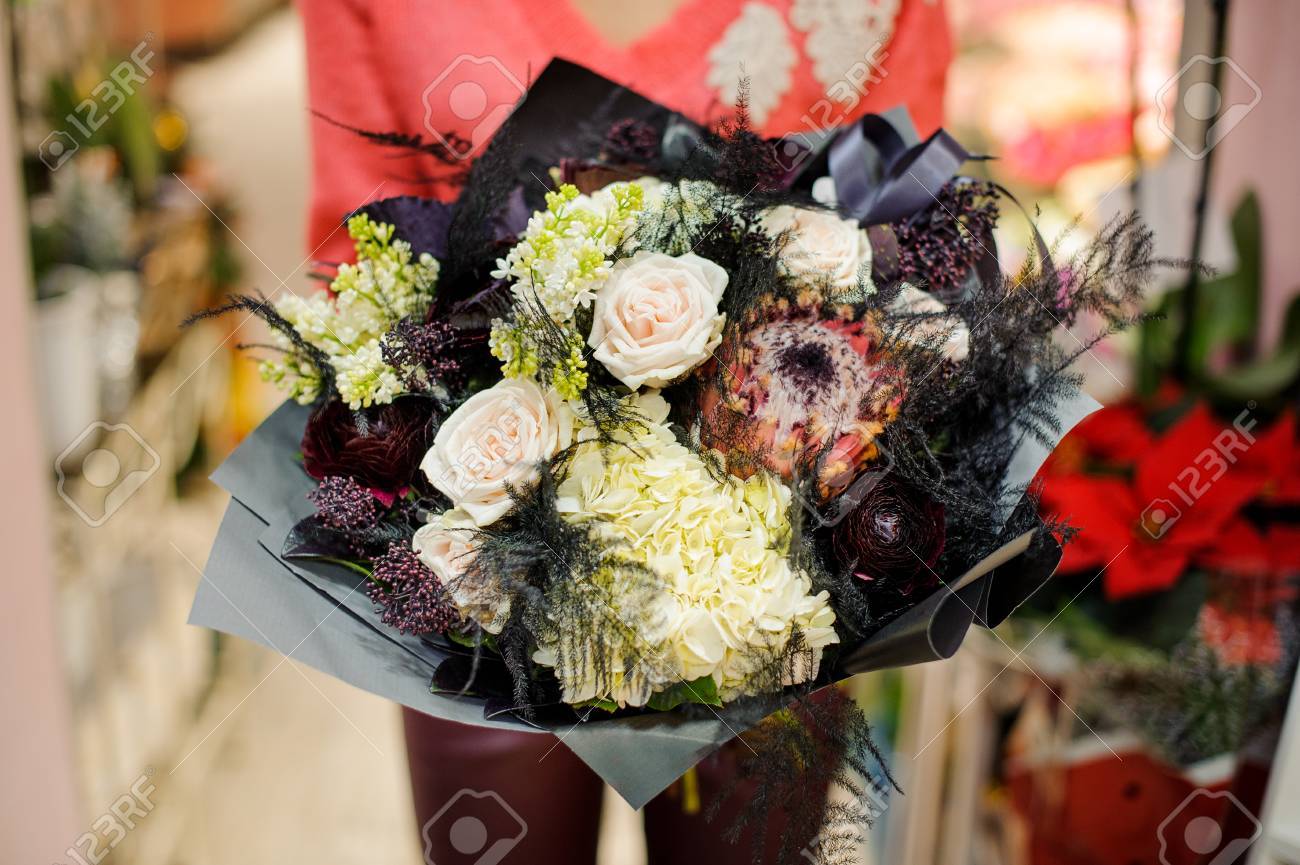 Bouquet D Hiver Elegant Et Elegant De Fleurs Dans Les Mains De La Femme Aucun Visage Gros Plan Photo Banque D Images Et Photos Libres De Droits Image