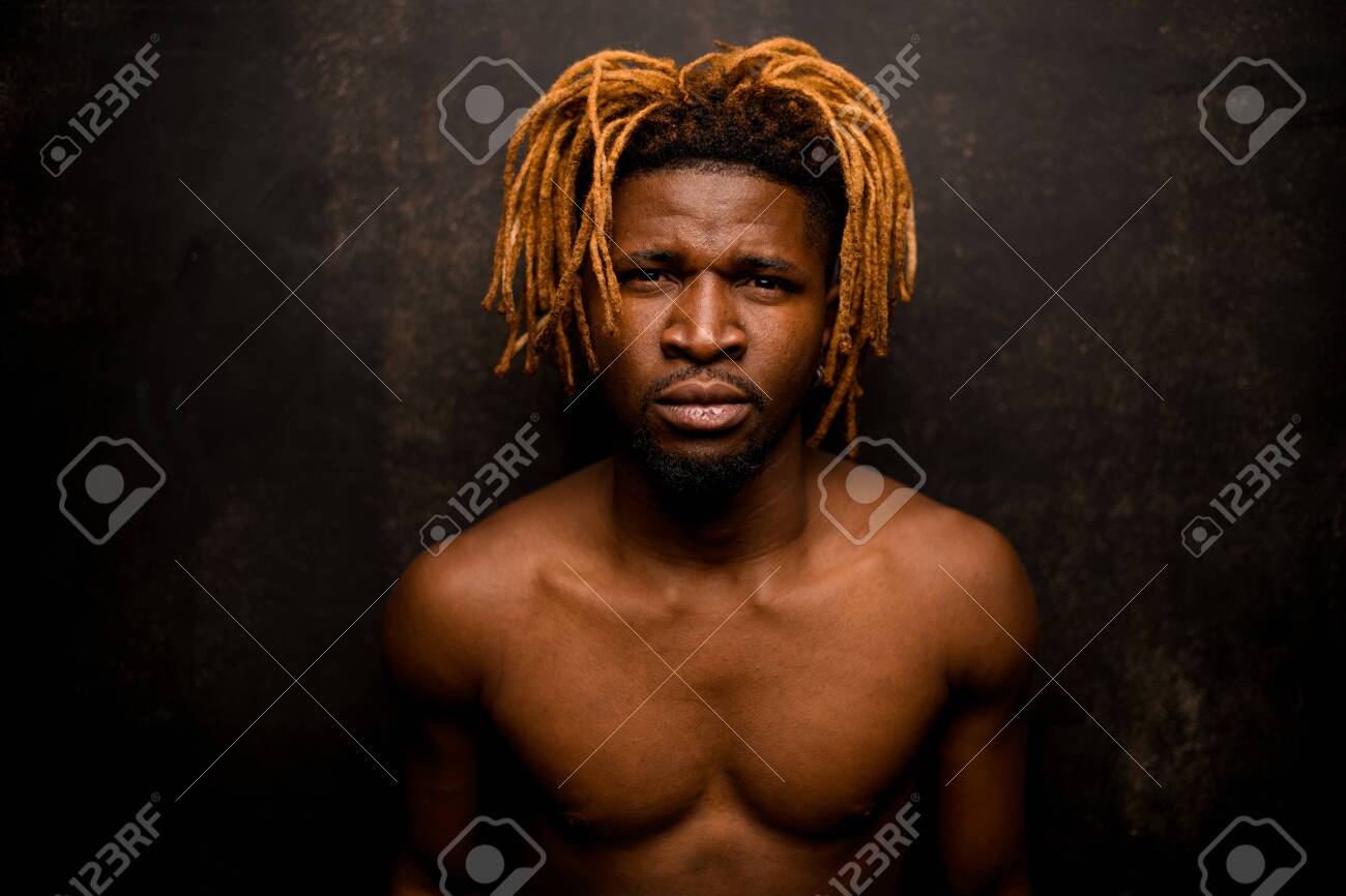 Chico Negro Desnudo Con Rastas Rubias Posando En El Estudio Mirando A La  Cámara Fotos, retratos, imágenes y fotografía de archivo libres de derecho.  Image 134919550