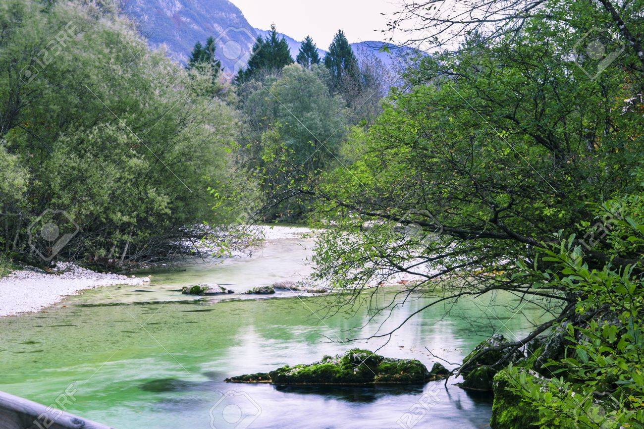 エメラルド色のアルパイン川ソカ イゾンツォ川 スロベニア の写真素材 画像素材 Image