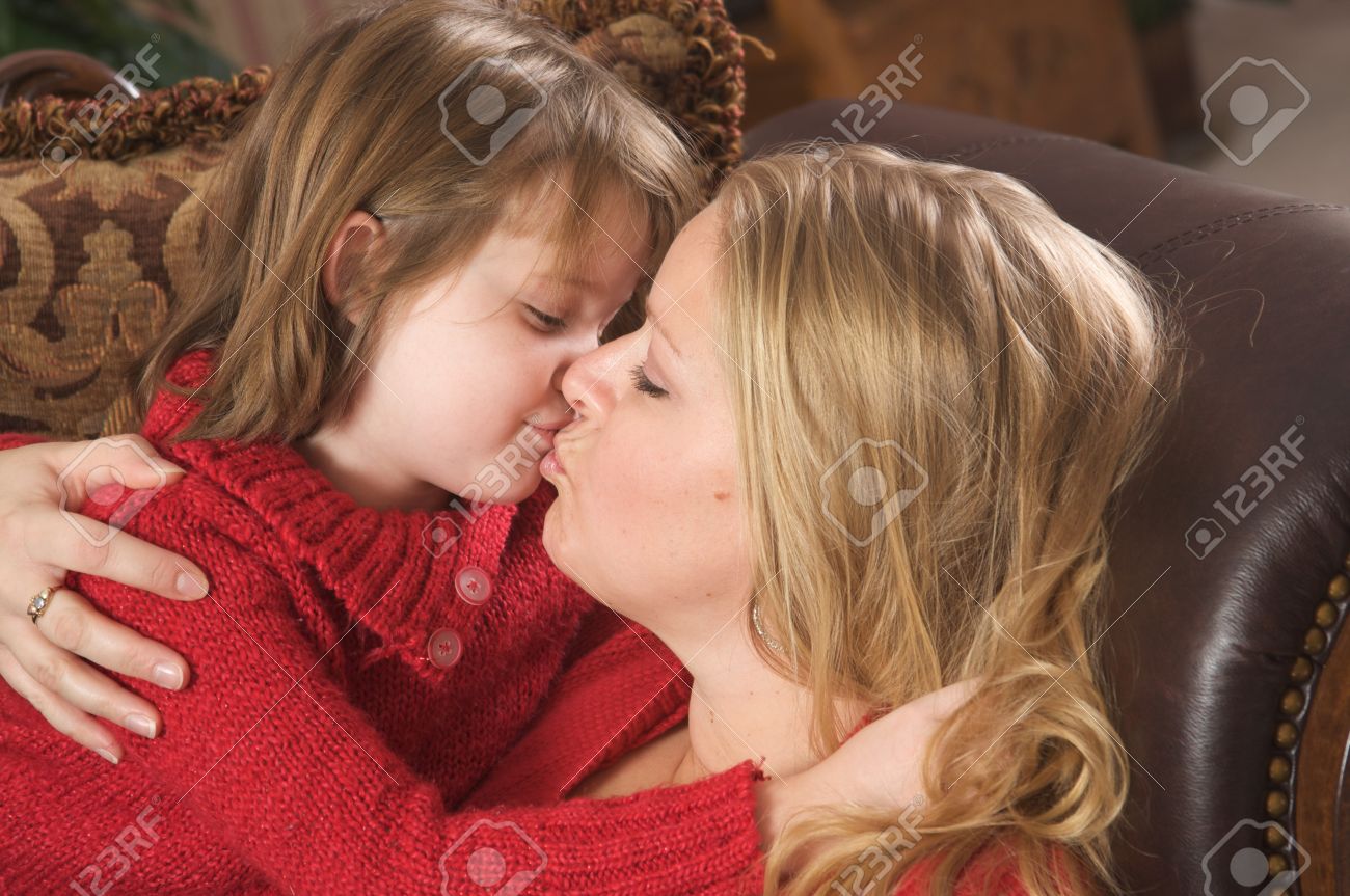 Обнажил мама и дочка лесбиянки бесплатно так mama-i-dochka-lesbiyanki-besplatno