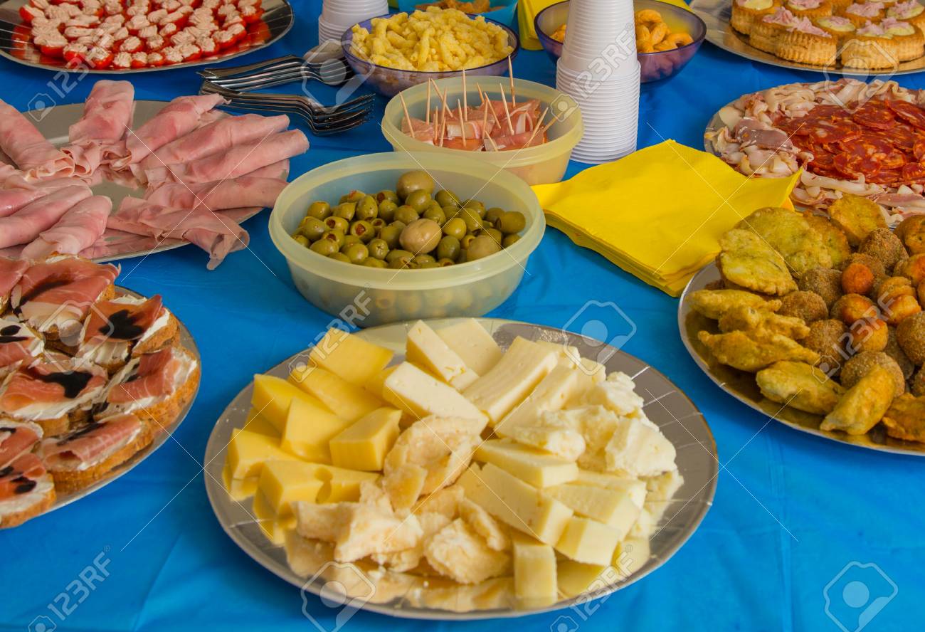 Antipasti Di Natale Misti.Immagini Stock Antipasto Misto Di Natale Con Varie Tartare Di Salmone E Formaggio Image 88634575