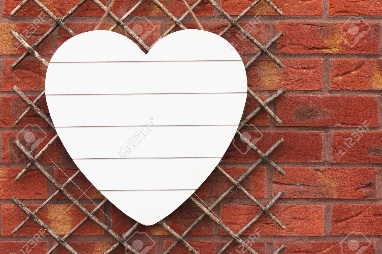 Weiss Shabby Chic Holz Herz Hangt An Einem Gitter Vor Einem Roten Backsteinmauer Kopieren Sie Platz Fur Ihren Text Auf Das Herz Lizenzfreie Fotos Bilder Und Stock Fotografie Image 31883052