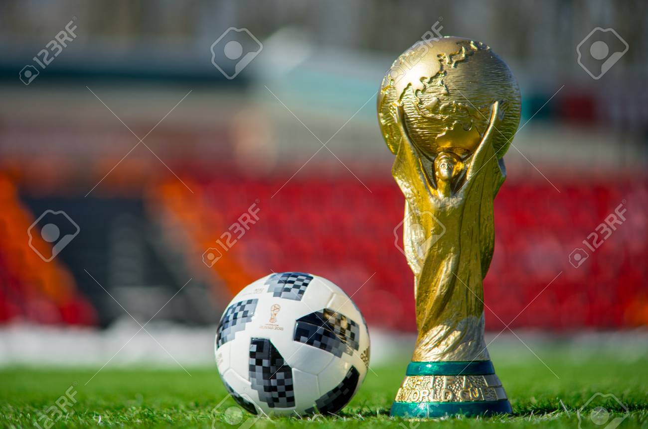 2018年4月9日モスクワ、ロシアFIFAワールドカップのトロフィーと 2018年4月9日モスクワ、ロシアFIFAワールドカップのトロフィーと