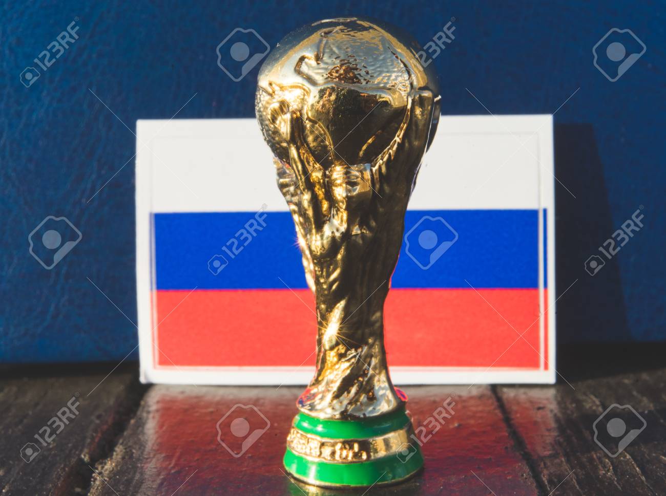 FIFAワールドカップロシア2018トロフィー 2018年6月6日、ロシア、モスクワ。ロシアの旗を背景にしたFIFAワールド