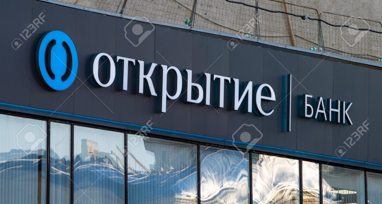 2021年10月6日、ロシア、モスクワ。ロシアの首都の通りの1つにあるオトクリティエ銀行の事務所の看板。の写真素材・画像素材 Image  191087035