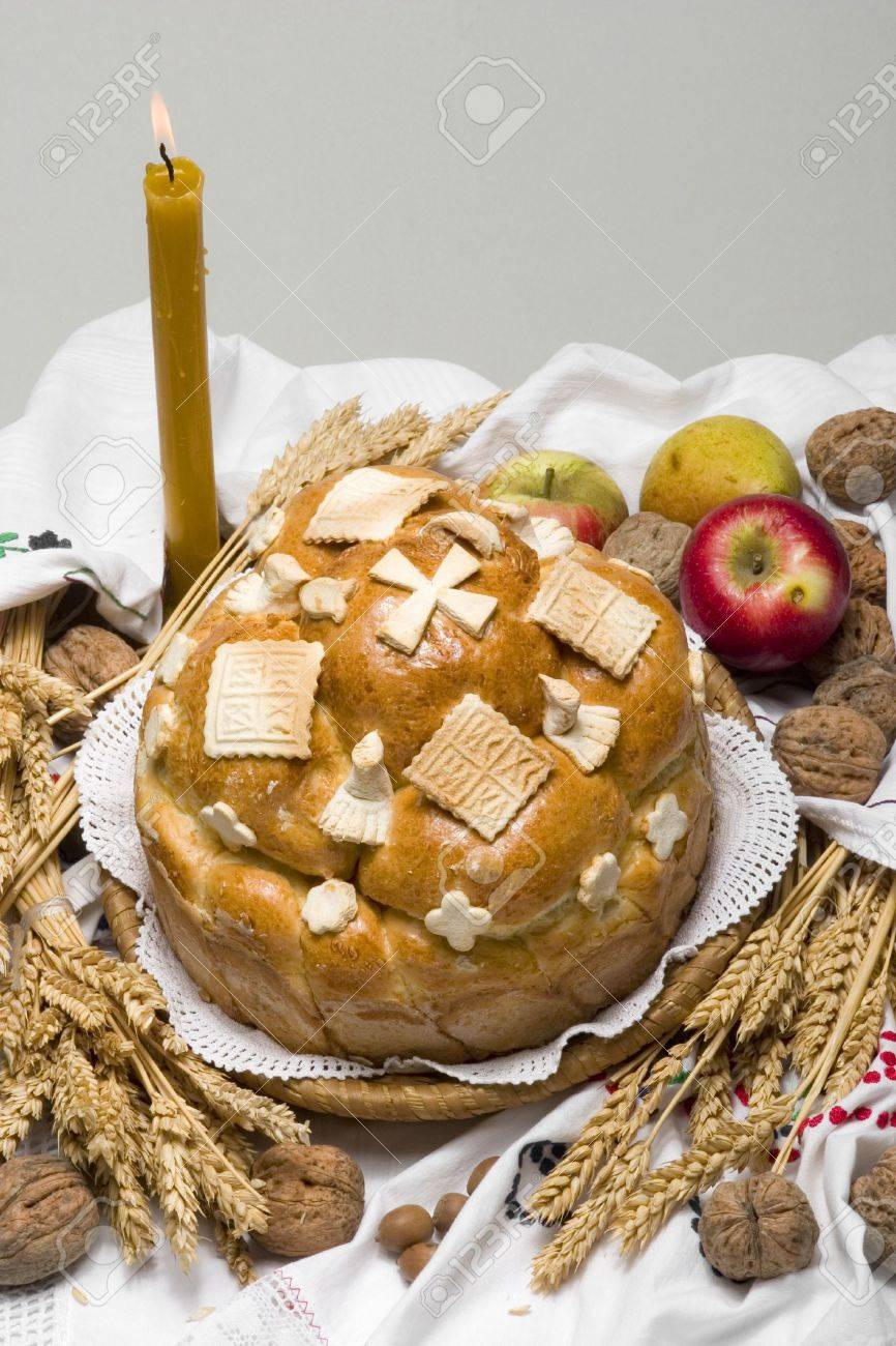 Orthodoxe Serbe Gateau Aux Pommes Et Religieuse Bougie Banque D Images Et Photos Libres De Droits Image