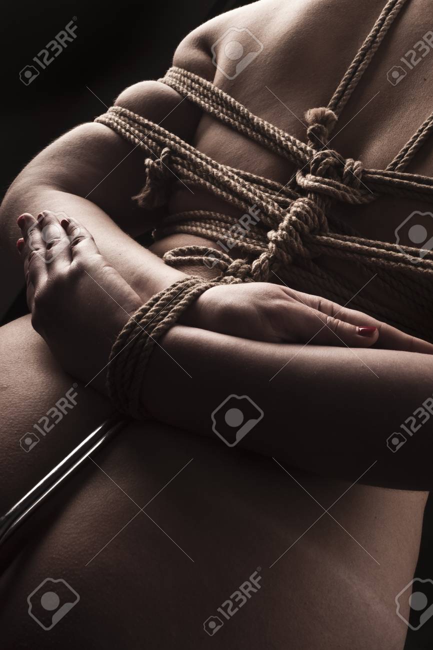 Ол жалаңаш күйде күнге күйіп, бақыланады Ең жақсы ана мен қыздың порносын көріңіз