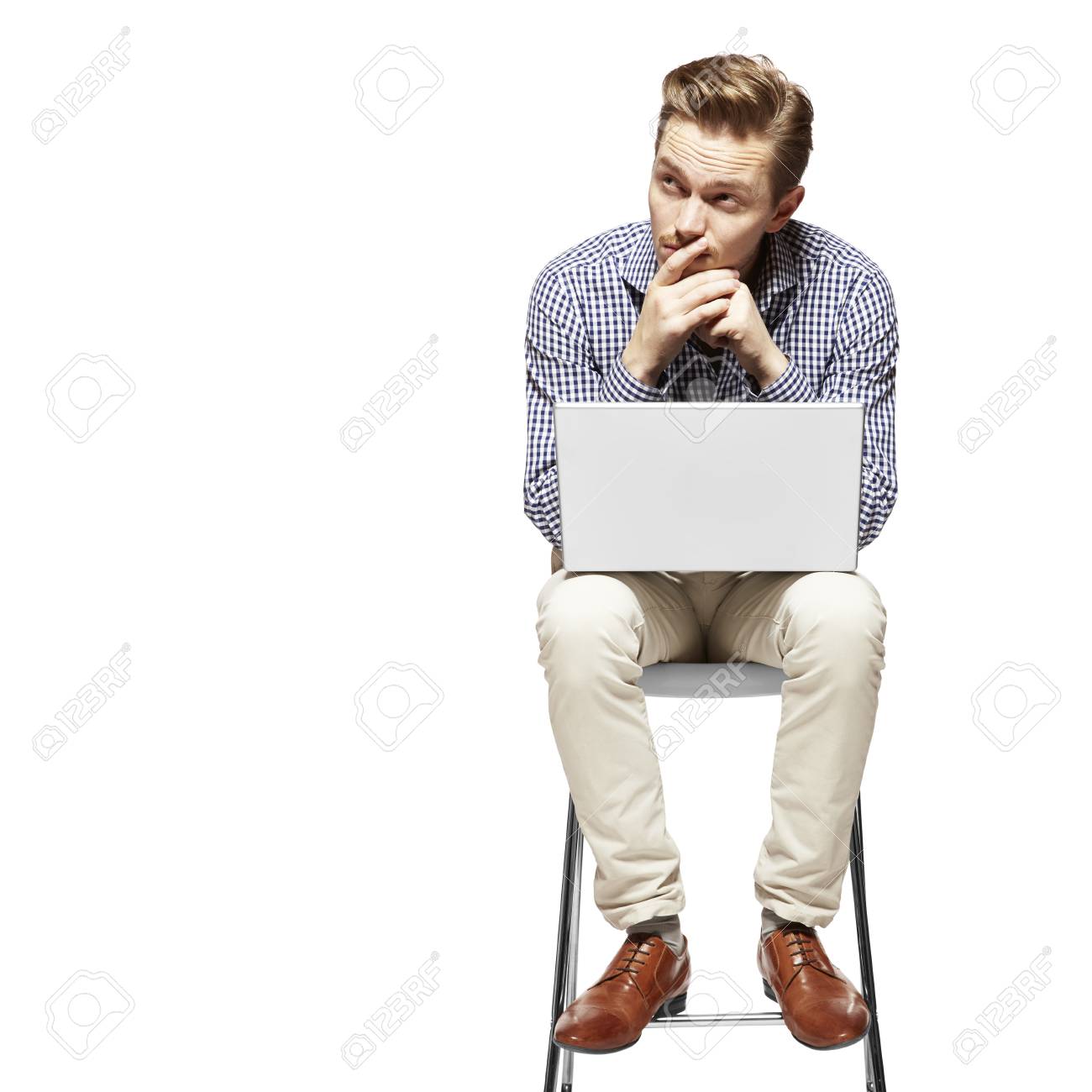 若者にはコンピューターの使用と考える 顔の表情 の写真素材 画像素材 Image 若者にはコンピューターの使用と考える 顔の表情 の写真素材 画像素材 Image