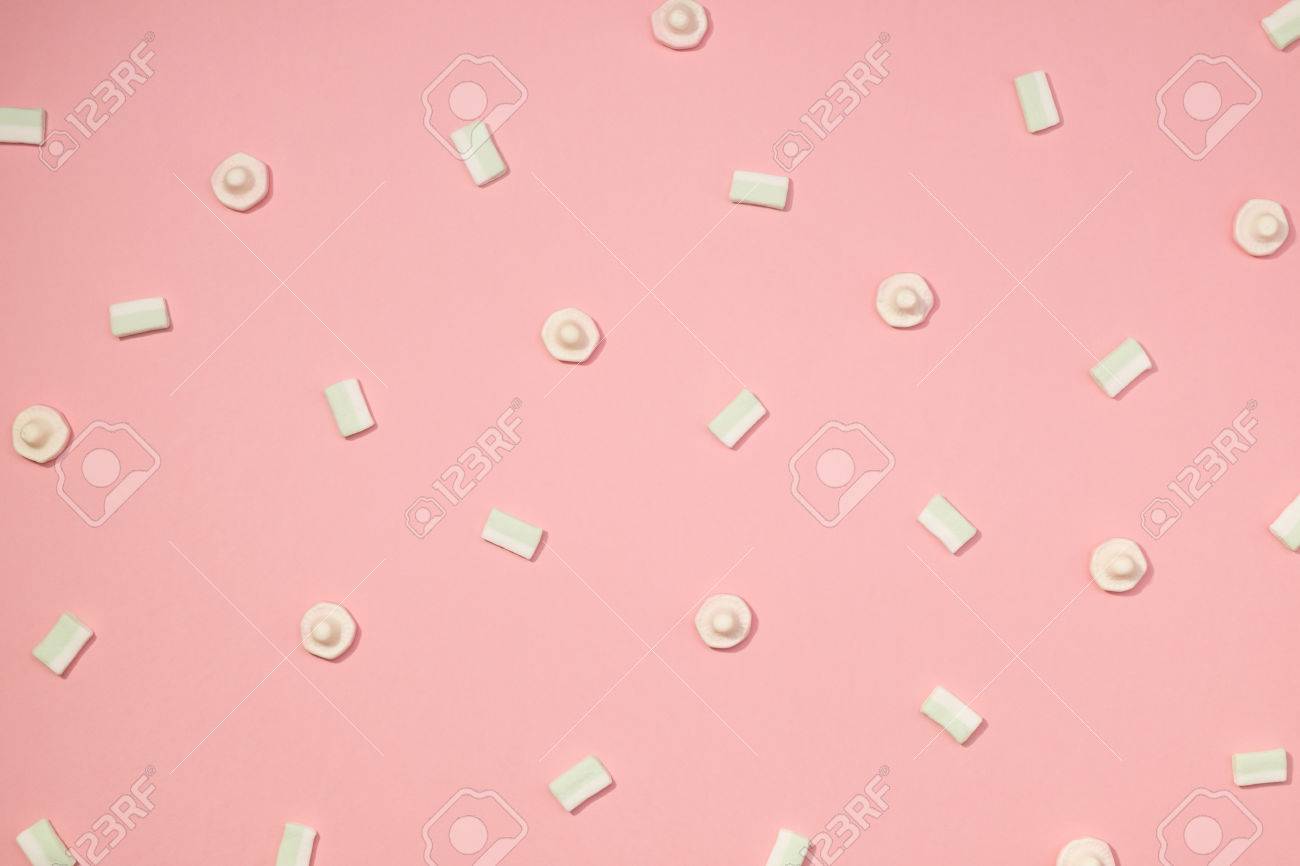 Susse Marshmallows Minimalismus Auf Pastell Rose Blutenblatt Farbe Hintergrund Gesetzt Lizenzfreie Fotos Bilder Und Stock Fotografie Image 68551596