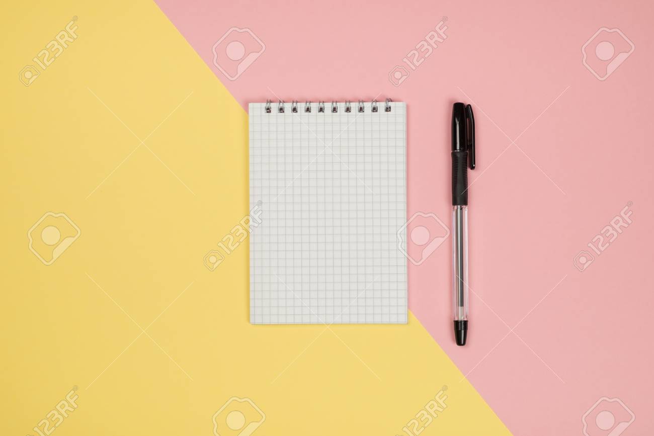 Vue De Dessus De La Page De Cahier Vierge Sur Le Bureau De Fond De Couleur Pastel Avec Differents Objets Style De Pose Plat Minimal Banque D Images Et Photos Libres De Droits Vue De Dessus De La Page De Cahier Vierge Sur Le Bureau De Fond De Couleur Pastel Avec Differents Objets Style De Pose Plat Minimal Banque D Images Et Photos Libres De Droits