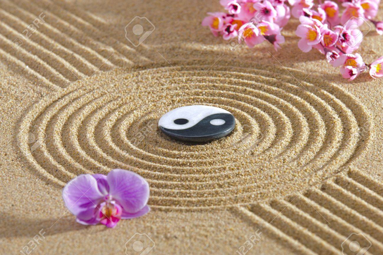 石と砂の中の構造と瞑想の日本禅の庭 の写真素材 画像素材 Image