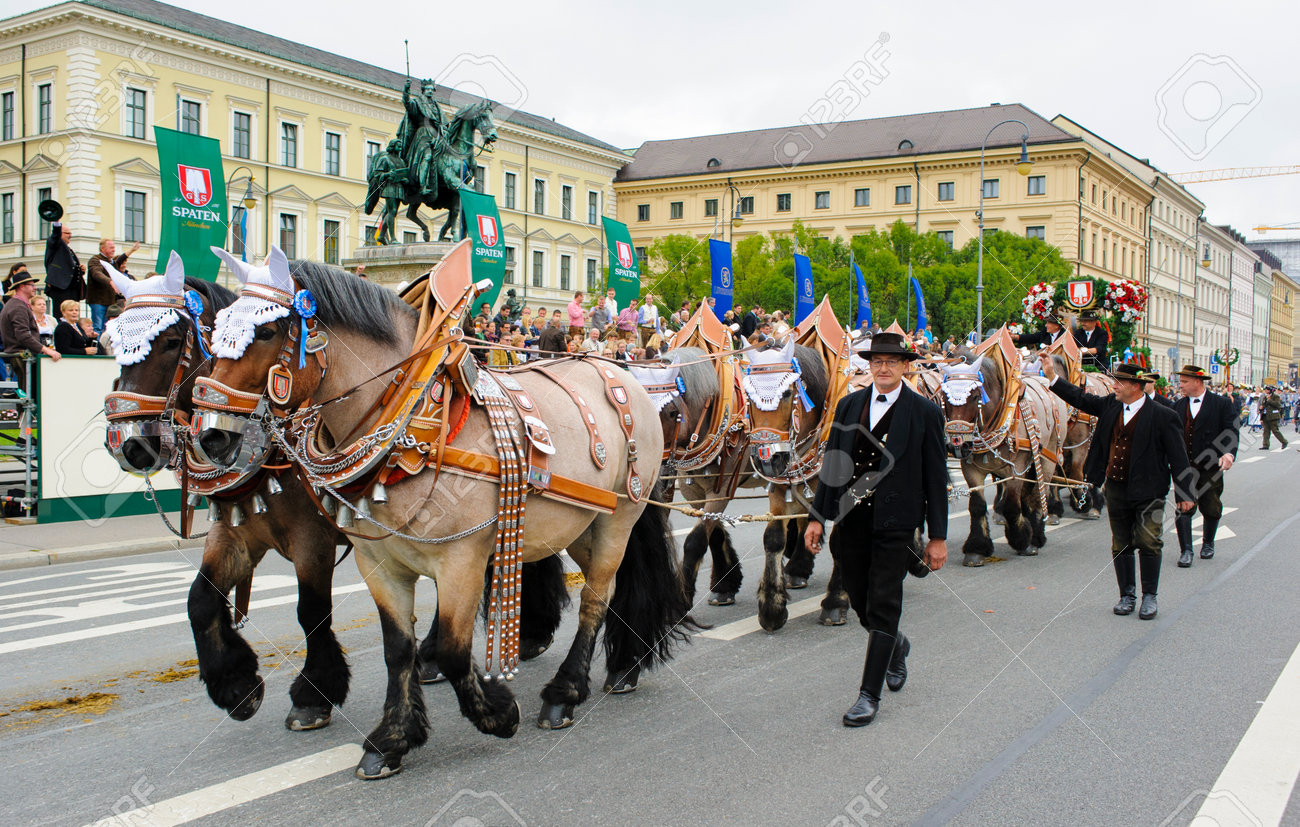 ミュンヘン ドイツ 15 年 9 月 日 オクトーバーフェストは世界最大のビール祭りと Rd オープニング パレードでの 9000 参加者は 歴史的な衣装 音楽バンド 馬に参加します の写真素材 画像素材 Image ミュンヘン ドイツ 15 年 9 月 日 オクトーバーフェストは世界最大のビール祭りと Rd オープニング パレードでの 9000 参加者は 歴史的な衣装 音楽バンド 馬に参加します の写真素材 画像素材 Image