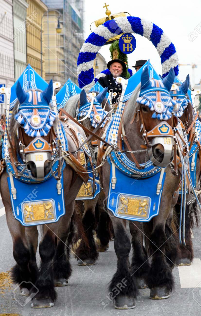 ミュンヘン ドイツ 15 年 9 月 日 オクトーバーフェストは世界最大のビール祭りと Rd オープニング パレードでの 9000 参加者は 歴史的な衣装 音楽バンド 馬に参加します の写真素材 画像素材 Image ミュンヘン ドイツ 15 年 9 月 日 オクトーバーフェストは世界最大のビール祭りと Rd オープニング パレードでの 9000 参加者は 歴史的な衣装 音楽バンド 馬に参加します の写真素材 画像素材 Image