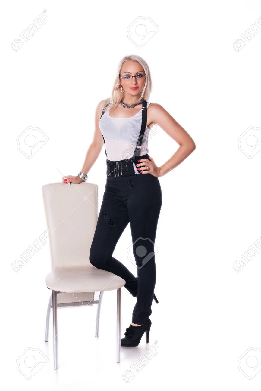 実業家が椅子のそばに立つブロンディー若く美しいクローズ アップ ホワイト バック グラウンド上 の写真素材 画像素材 Image