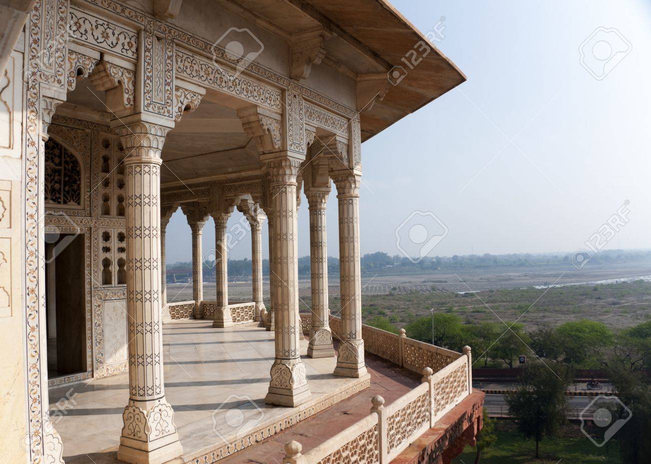 列柱大インドのアグラ砦宮殿でロイヤル室の外のポイントを表示し