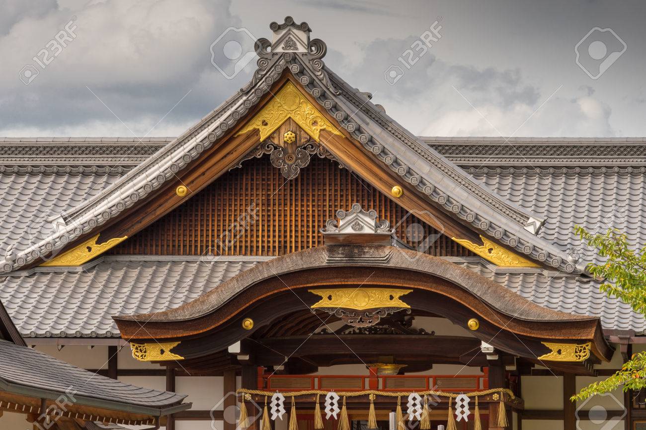 京都市 日本 16 年 9 月 17 日 伏見稲荷大社の屋根構造の 2 種類の形状 グレーのタイル 茶色顔射板 曇り空の下で黄金のトリム の写真素材 画像素材 Image