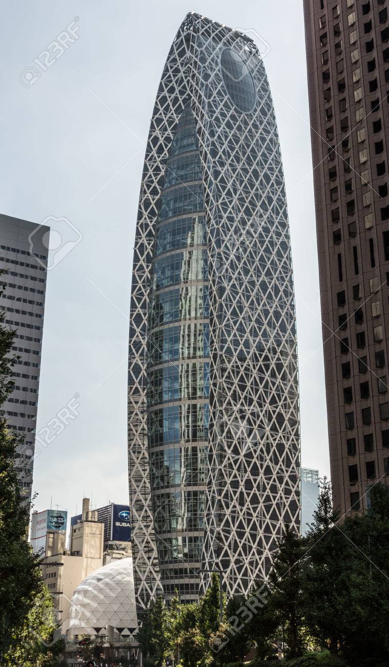 16 年 10 月 2 日 東京都 ガラス 鉄象徴的な繭の形をしたタワーまたは水色の空の下で下に上から東京モード学園 緑の葉と他の塔 新宿の周辺 の写真素材 画像素材 Image 16 年 10 月 2 日 東京都 ガラス 鉄象徴的な繭の形をしたタワーまたは水色の空の下で下に上から東京モード学園 緑の葉と他の塔 新宿の周辺 の写真素材 画像素材 Image
