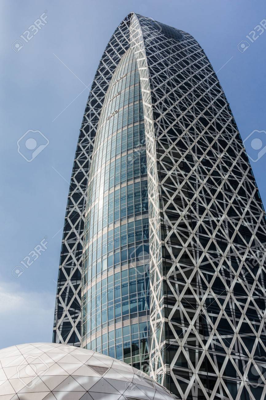 16 年 10 月 2 日 東京都 繭 建物 東京モード学園 新宿地区に隣接する建物のドームのクローズ アップ 青い空 たっぷりの三角形の金属とガラス工事 の写真素材 画像素材 Image
