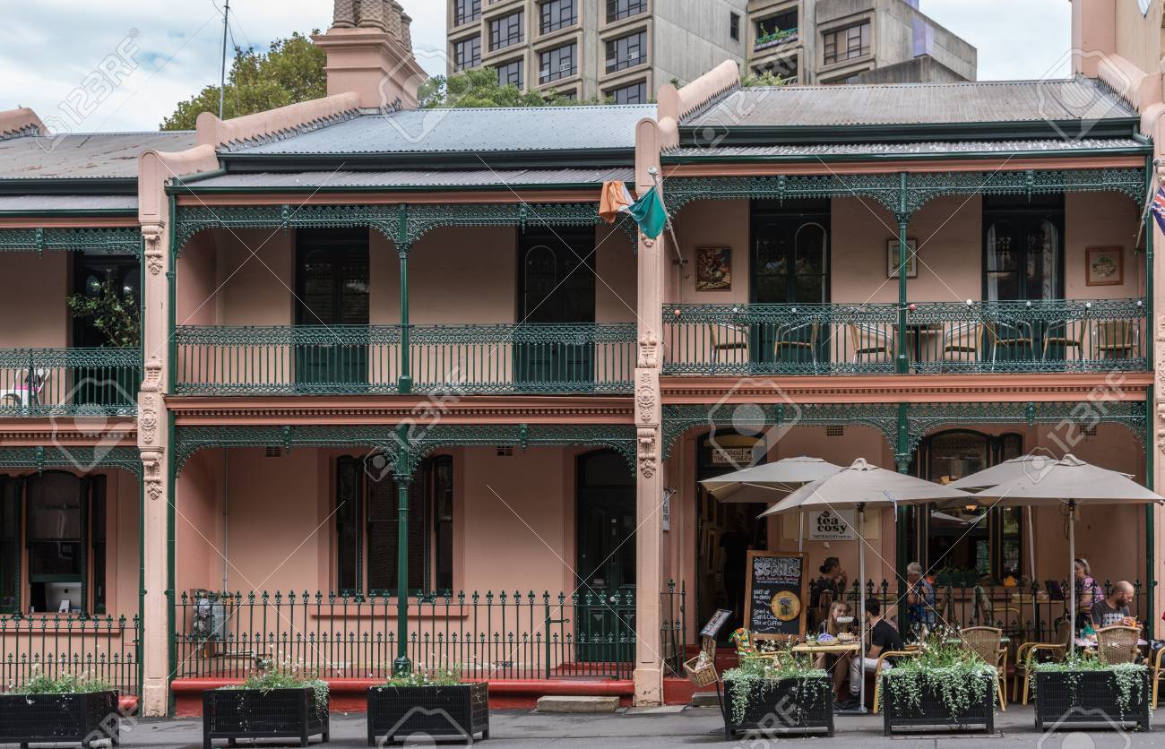 シドニー オーストラリア 2017 年 3 月 22 日 2 つのレベル ベージュ色 歴史的な住宅ロックス地区のジョージ ストリート バルコニーやパティオ それらの 1 つはコーヒーと紅茶のお店です の写真素材 画像素材 Image 89155091