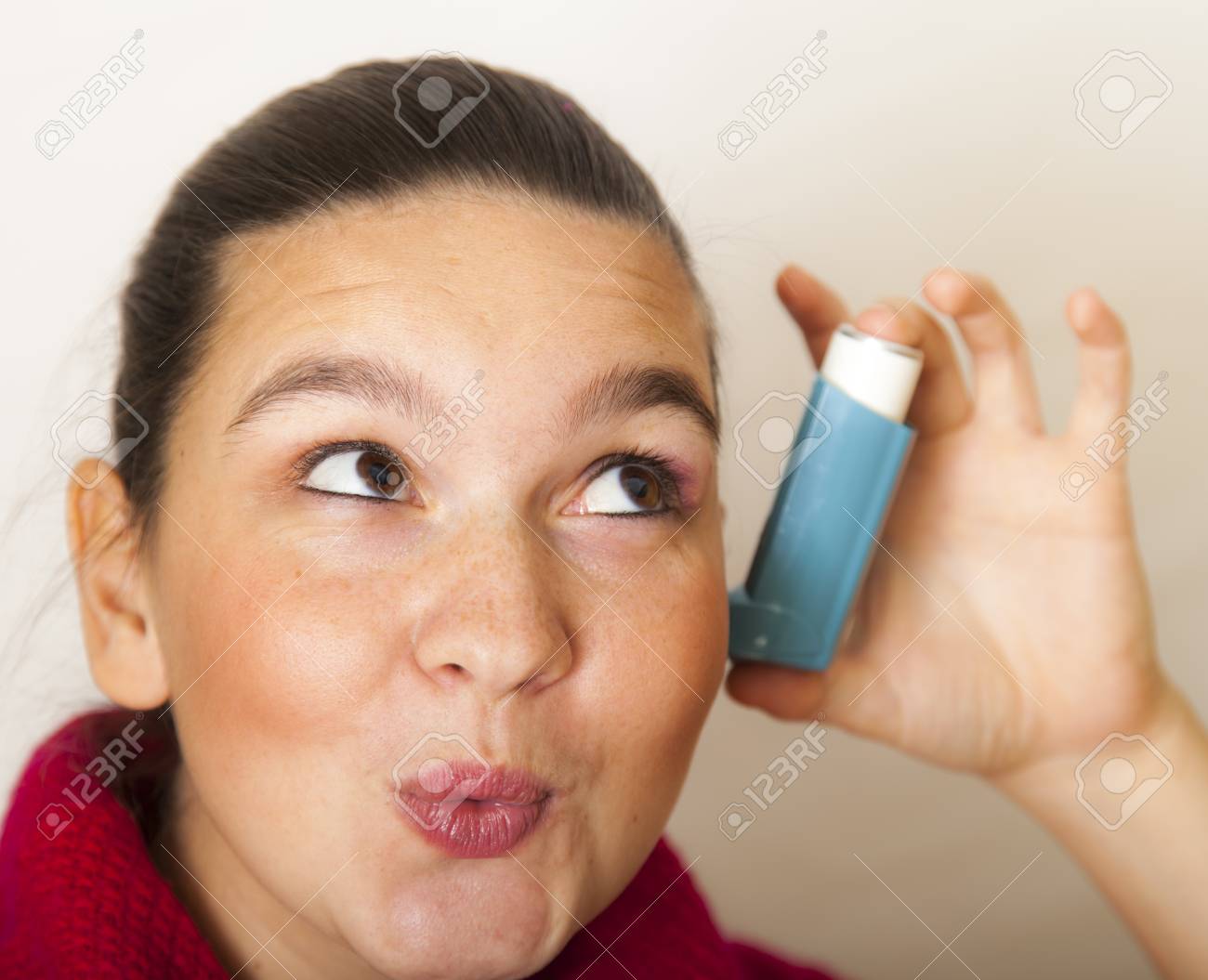 微笑んでいる女の子が彼女の耳に対して喘息の吸入器を保持します の写真素材 画像素材 Image 微笑んでいる女の子が彼女の耳に対して喘息の吸入器を保持します の写真素材 画像素材 Image