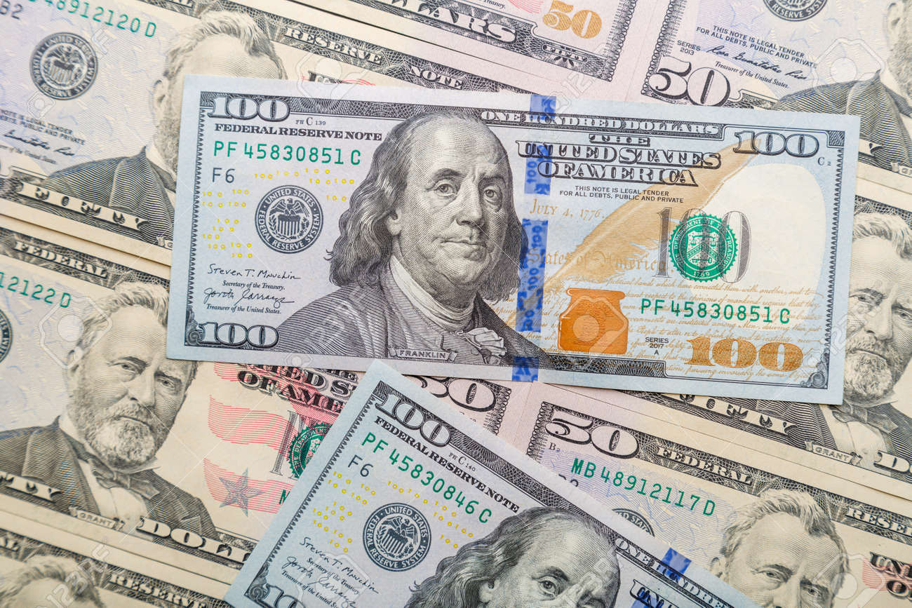 테이블 가로 사진에 흩어져 있는 150달러짜리 지폐를 닫으세요. 로열티 무료 사진, 그림, 이미지 그리고 스톡포토그래피. Image  184416352