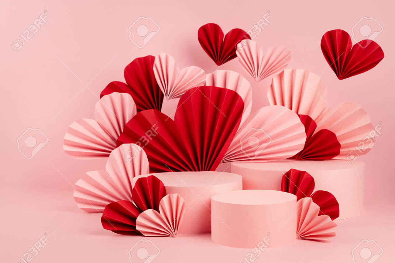 Dia dos namorados maquete de palco rosa com conjunto de três pódios de círculo diferentes, vermelho, rosa amor corações de papel voar, closeup. cena de modelo de romance para publicidade, apresentação de produto cosmético, design. - 181533567 Dia dos namorados maquete de palco rosa com conjunto de três pódios de círculo diferentes, vermelho, rosa amor corações de papel voar, closeup. cena de modelo de romance para publicidade, apresentação de produto cosmético, design. - 181533567